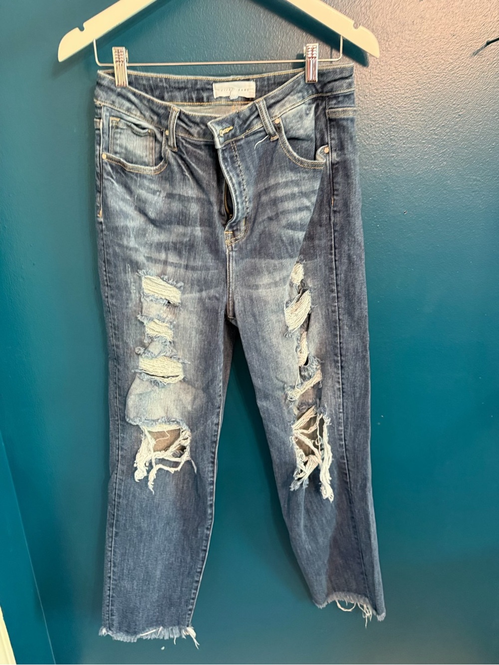 Women’s Distressed Boyfriend Jeans in Washed Blue
